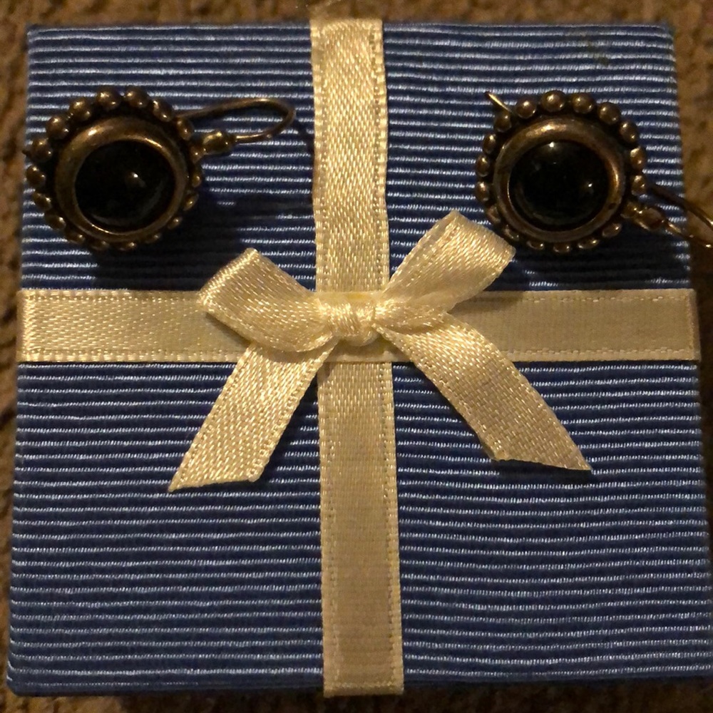 Earrings. Black stone
